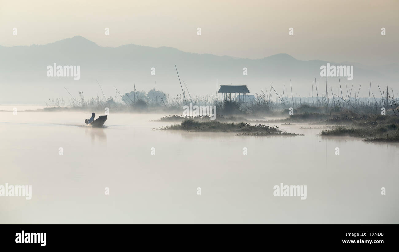 Silueta de un hombre en lancha, Lago Inle, Nyaungshwe, Myanmar Foto de stock