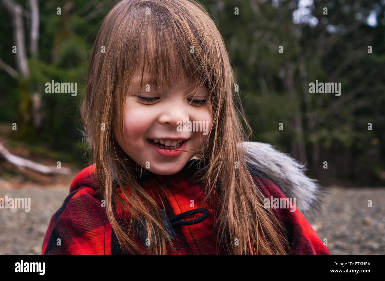 Retrato de una niña sonriente Foto de stock
