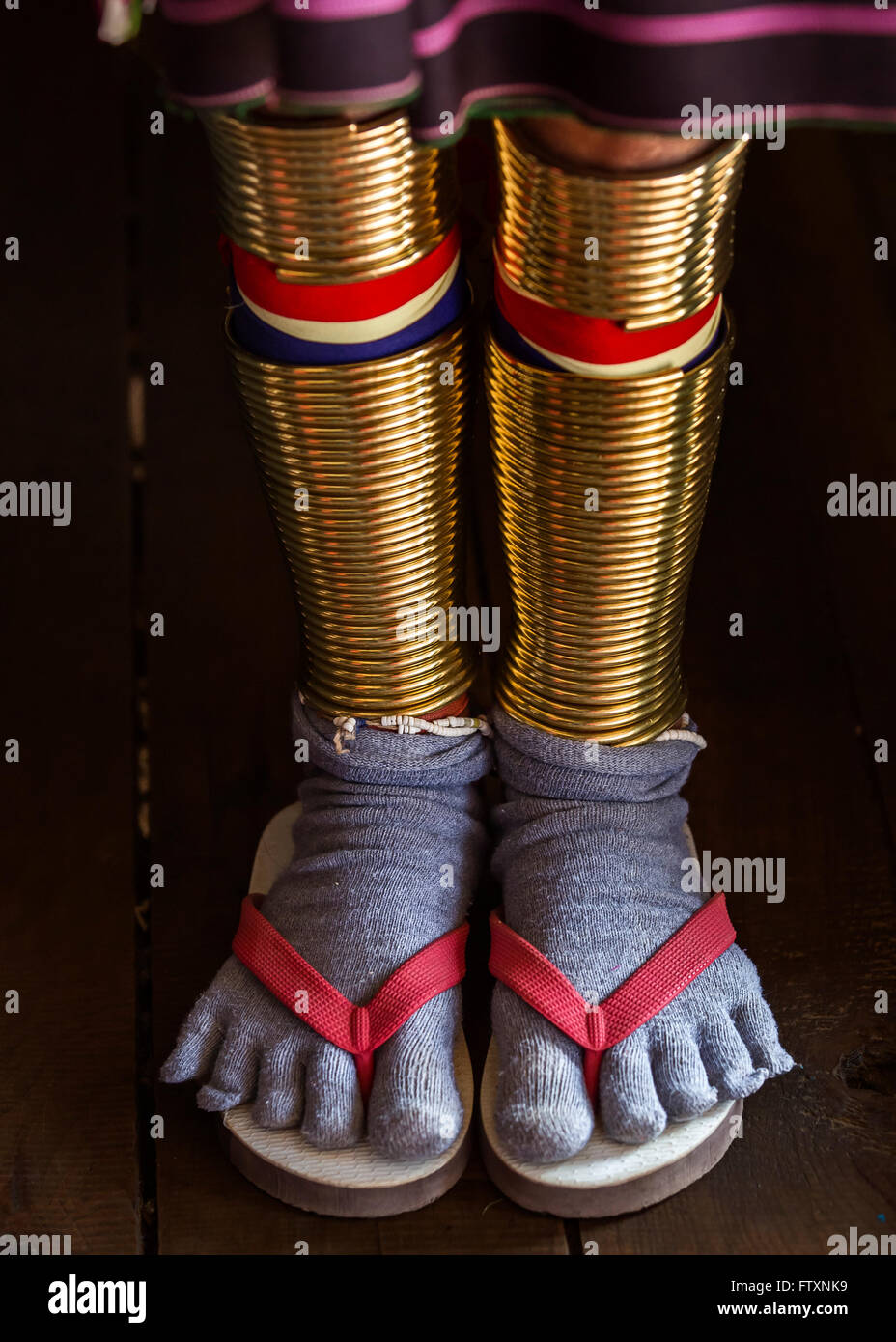 La mujer de la tribu Padaung usando anillos de oro alrededor de las piernas Foto de stock