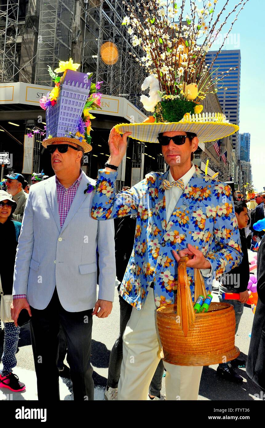 La Ciudad de Nueva York dos elegantes señores sporting originales sombreros  en el Desfile de Pascua anual en la Quinta Avenida * Fotografía de stock -  Alamy