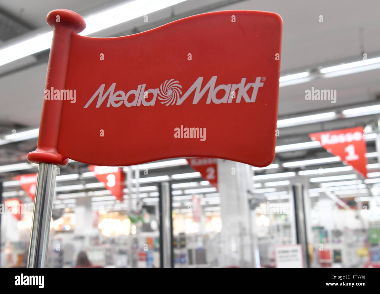 Munich, Alemania. 30 Mar, 2016. Banderas con el logotipo corporativo de Media  Markt se pueden ver en los carritos en una de sus tiendas de productos  electrónicos en Munich, Alemania, el 30
