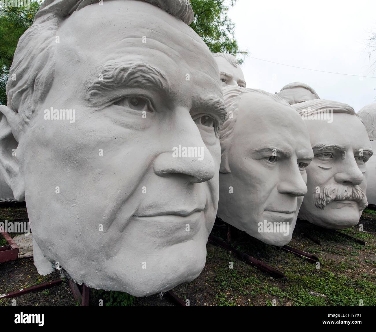 Marzo 30, 2016 - Houston, Texas, EE.UU. elecciones presidenciales jefes por el escultor David Adickes se almacenan en la Adickes Sculpturworx Studio hasta un momento en el que se encuentra un hogar permanente para ellos.(Credit Image: © Brian Cahn via ZUMA Wire) Foto de stock