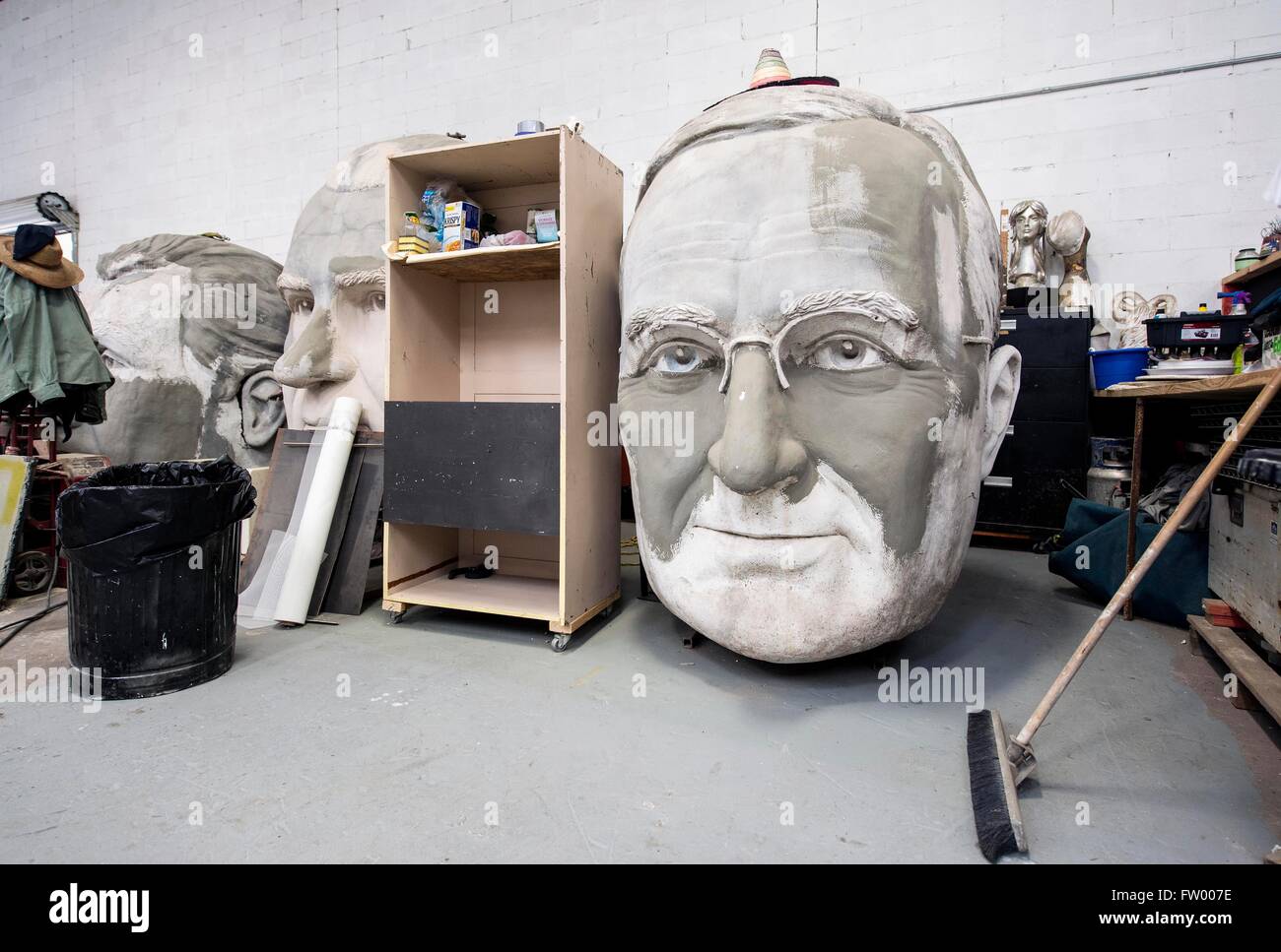 Houston, Texas, EE.UU. 30 Mar, 2016. Los jefes presidencial por el escultor David Adickes se almacenan en la Adickes Sculpturworx Studio hasta un momento en el que se encuentra un hogar permanente para ellos. Crédito: Brian Cahn/Zuma alambre/Alamy Live News Foto de stock
