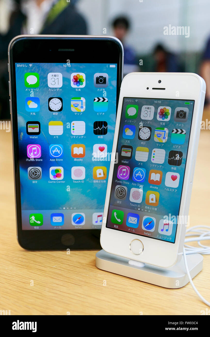 El nuevo iPhone SE (L) en la pantalla junto a un iPhone 6S Plus (R) en el  Apple Store en Omotesando el 31 de marzo de 2016 en Tokio, Japón. El nuevo