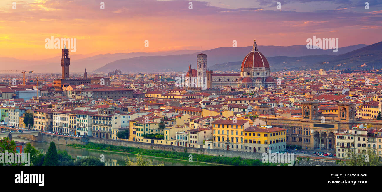 Panorama de Florencia. Imagen panorámica de Florencia, Italia durante el hermoso atardecer. Foto de stock