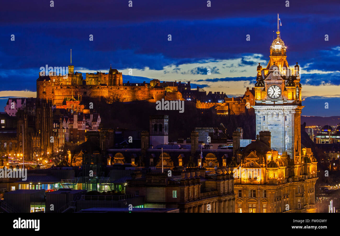 Una hermosa vista desde Calton Hill en Edimburgo, disfrutando de las vistas del Castillo de Edimburgo y el Balmoral Hotel. Foto de stock