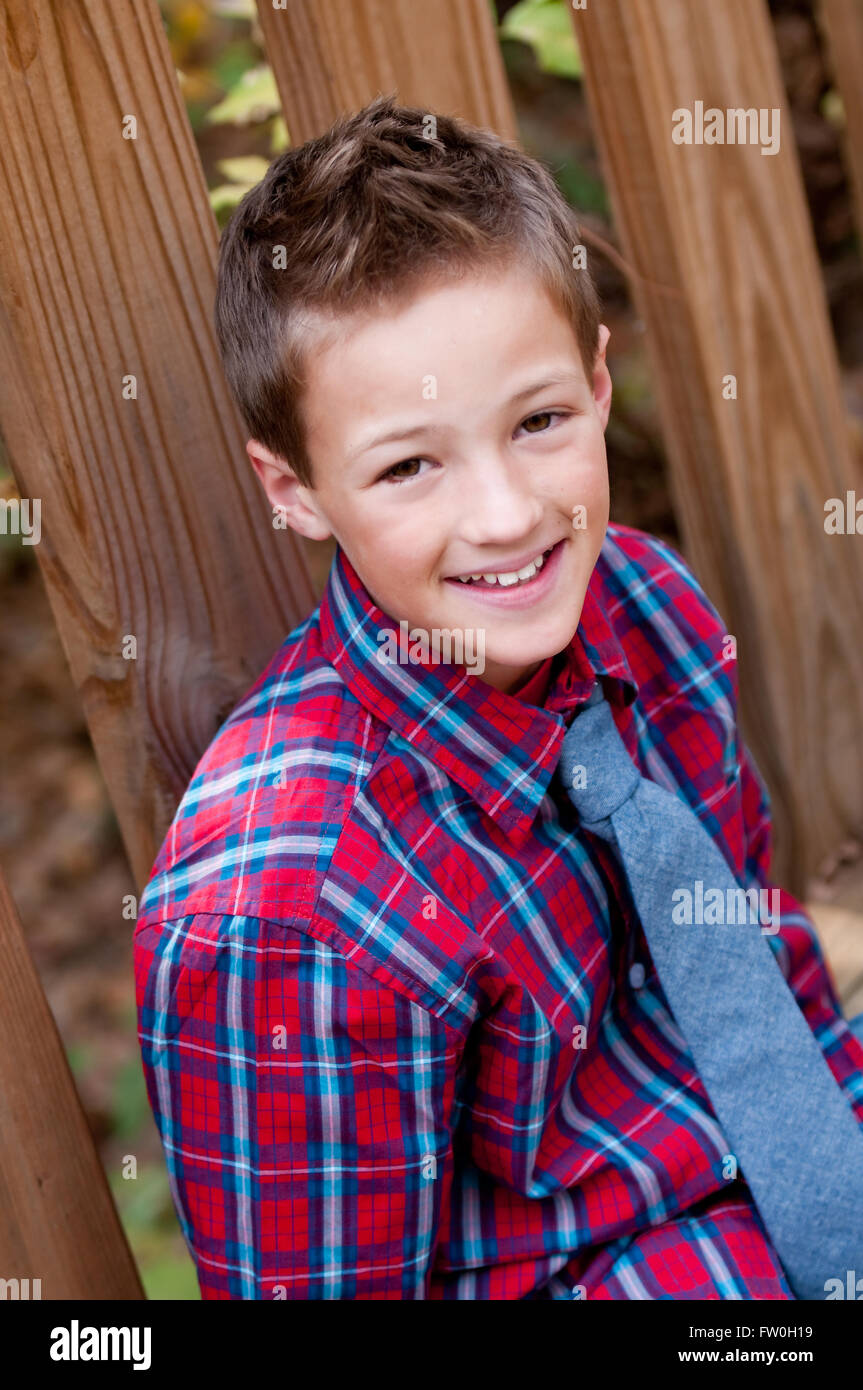 Lindo joven, con una sonrisa en el rostro, vistiendo una corbata y cuadros escoceses en el exterior Fotografía de stock Alamy