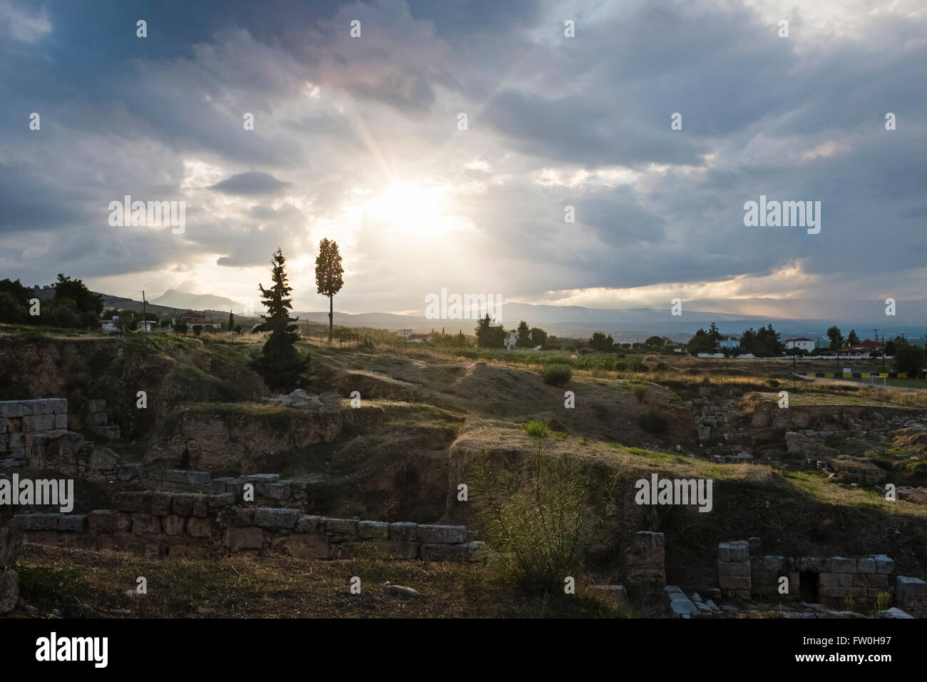 Las ruinas del teatro romano, al anochecer, en Corinto, una antigua ciudad-Estado (polis) en el Istmo de Corinto, peleponnese, Grecia, el mediterráneo Foto de stock