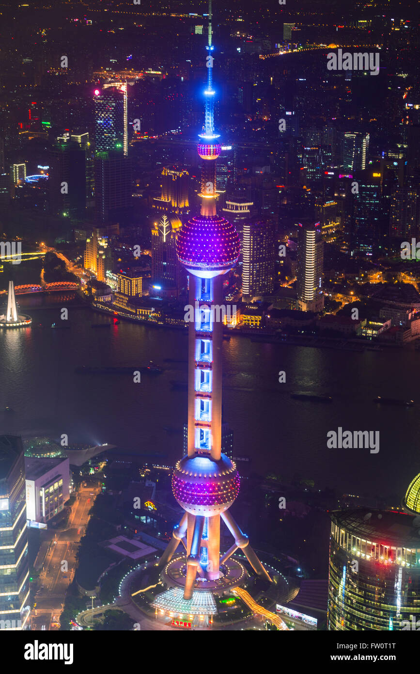 La Oriental Pearl Tower en el horario nocturno, Shanghai Foto de stock