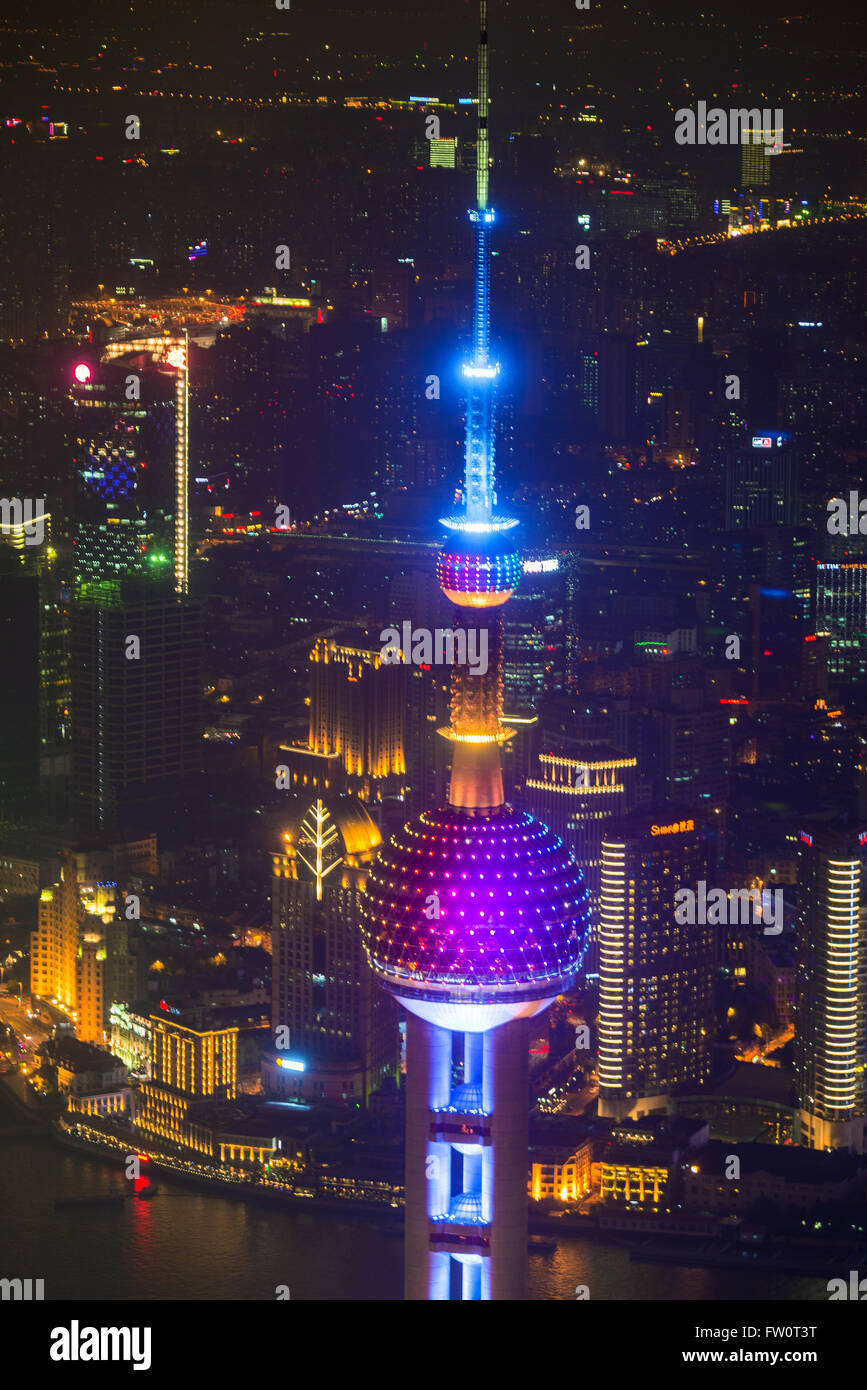 La Oriental Pearl Tower en el horario nocturno, Shanghai Foto de stock