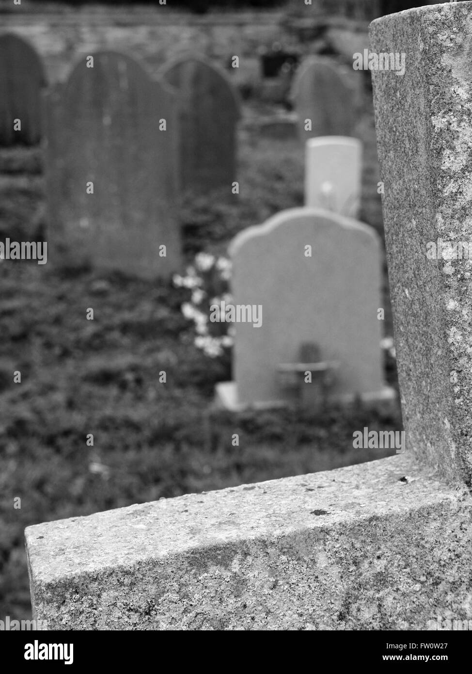 Tumbas y tumbas vistas en un famoso cementerio inglés Fotografía de