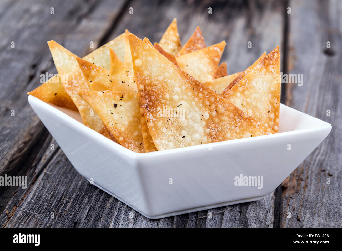 Hoja de wonton frito tazón chips aperitivo Fotografía de stock - Alamy