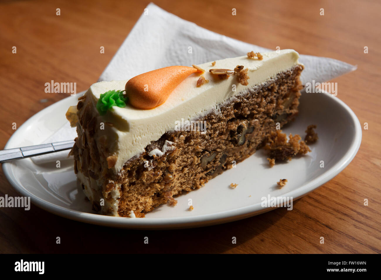 Una rebanada de pastel de zanahoria sirve en Edimburgo, Escocia. El Pastel de zanahoria es cubierto con fondant. Foto de stock