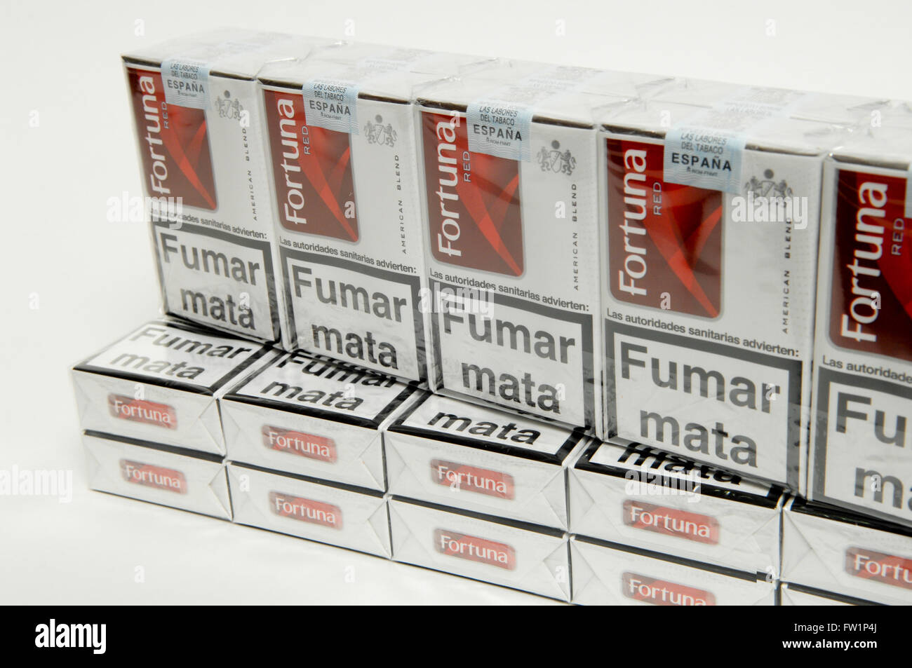 Selección de fortuna a la venta de cigarrillos en un estanco Fotografía de  stock - Alamy