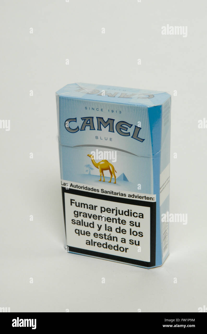 Paquete de cigarrillos Camel azul Fotografía de stock - Alamy
