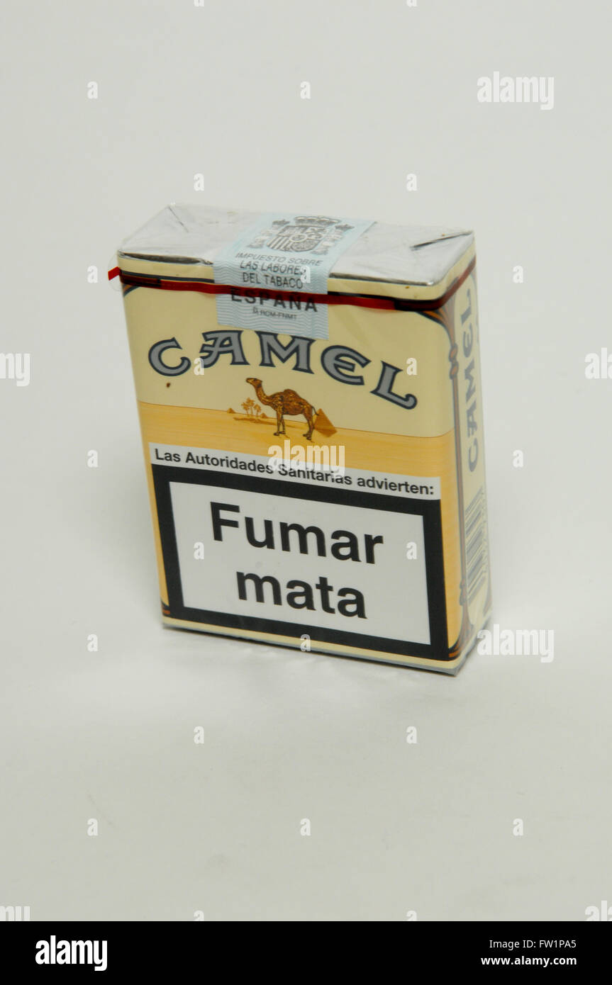 Paquete de tabaco cigarrillos Camel Fotografía de stock - Alamy