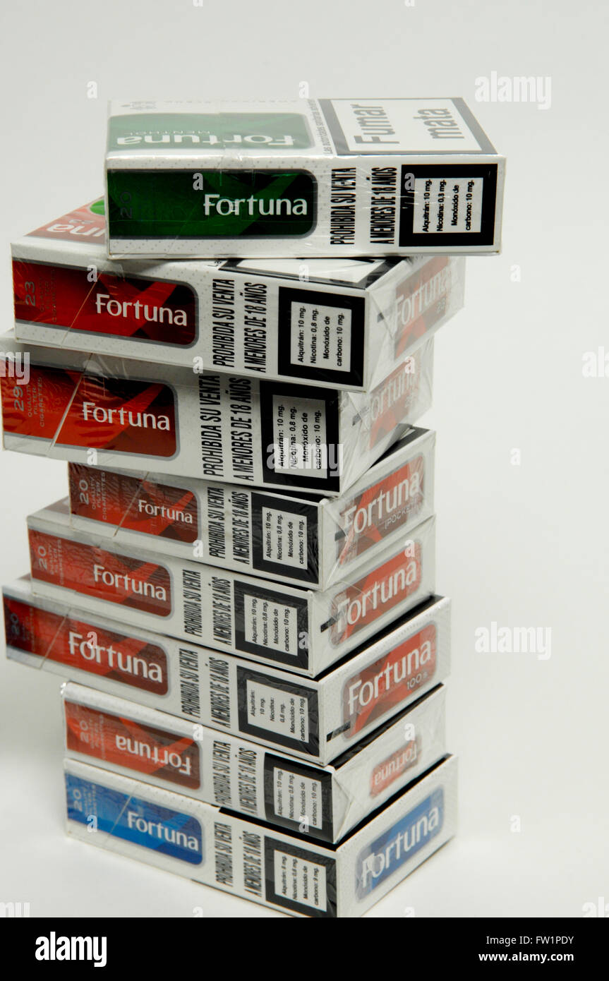 sitio Fraternidad mezclador Fortuna tobacco cigarette packets fotografías e imágenes de alta resolución  - Alamy