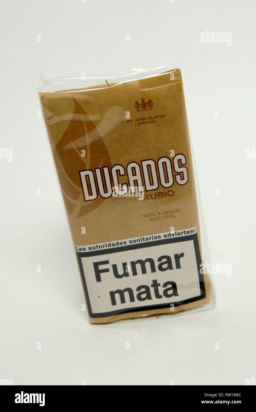 El tabaco de liar mano ducados Rubio Fotografía de stock - Alamy