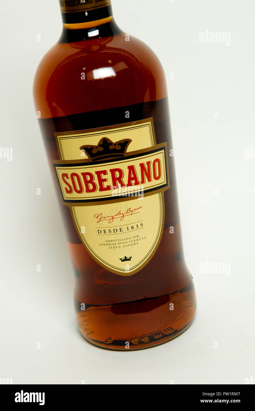 Botella de Brandy soberano filmada con un fondo blanco. Foto de stock