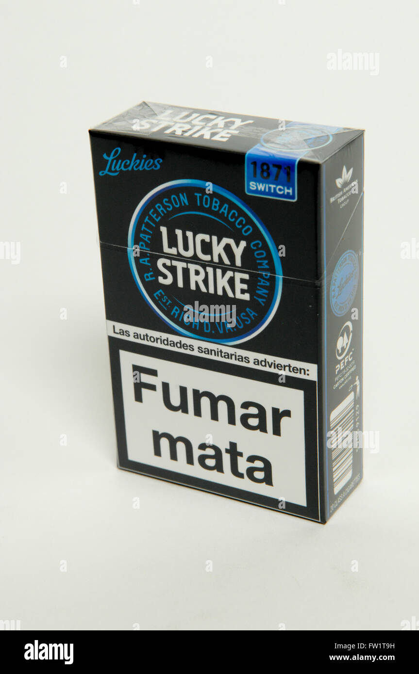 Interruptor de paquete de cigarrillos Lucky Strike sobre fondo blanco  Fotografía de stock - Alamy