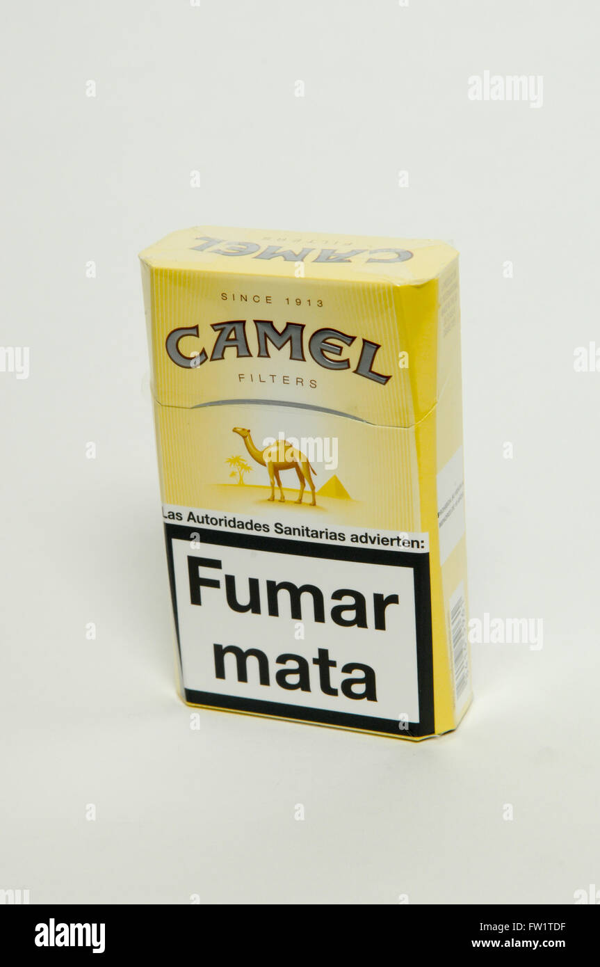 Paquete de cigarrillos Camel sobre fondo blanco Fotografía de stock - Alamy