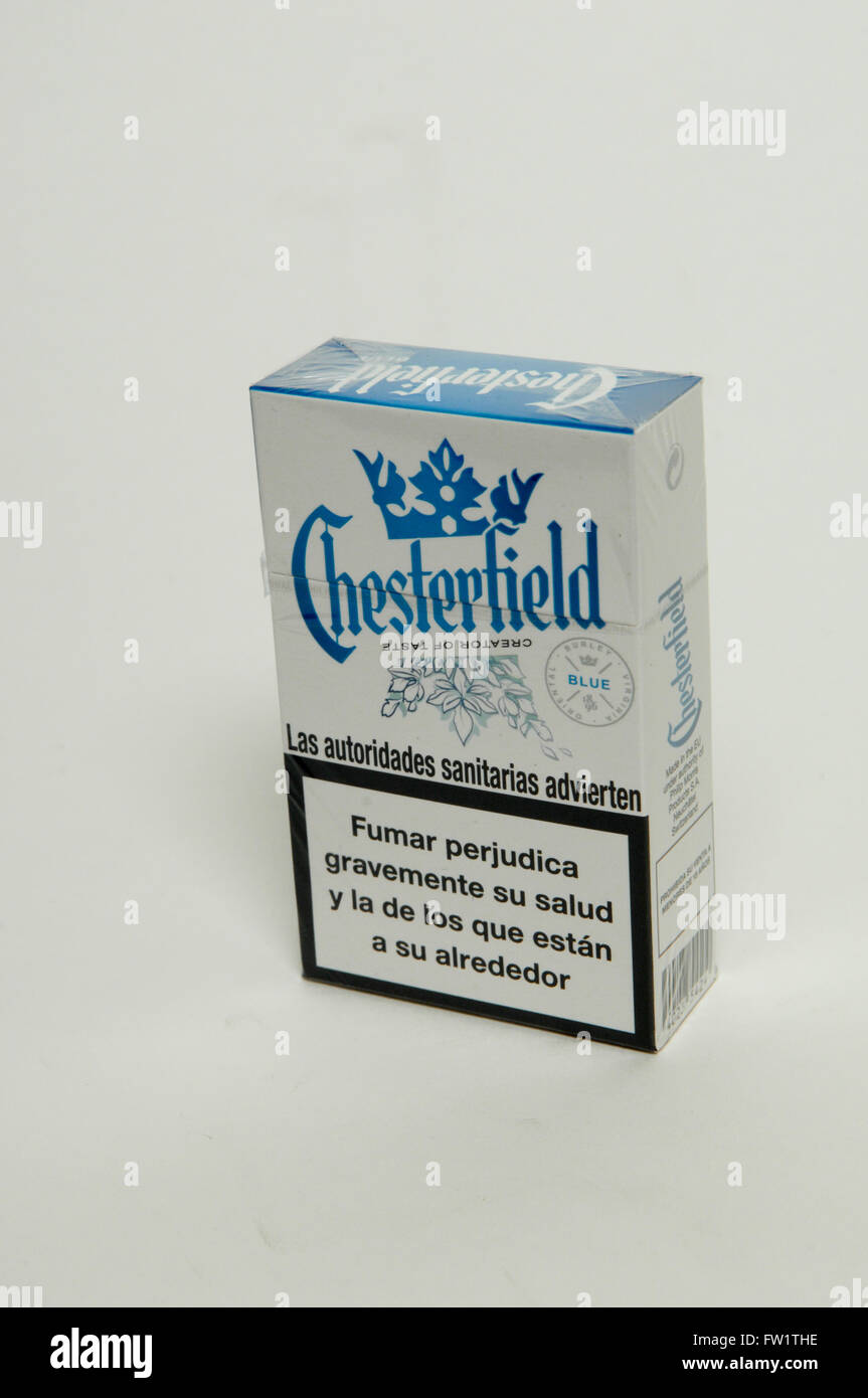 Chesterfield cigarrillos paquete azul sobre fondo blanco Fotografía de  stock - Alamy