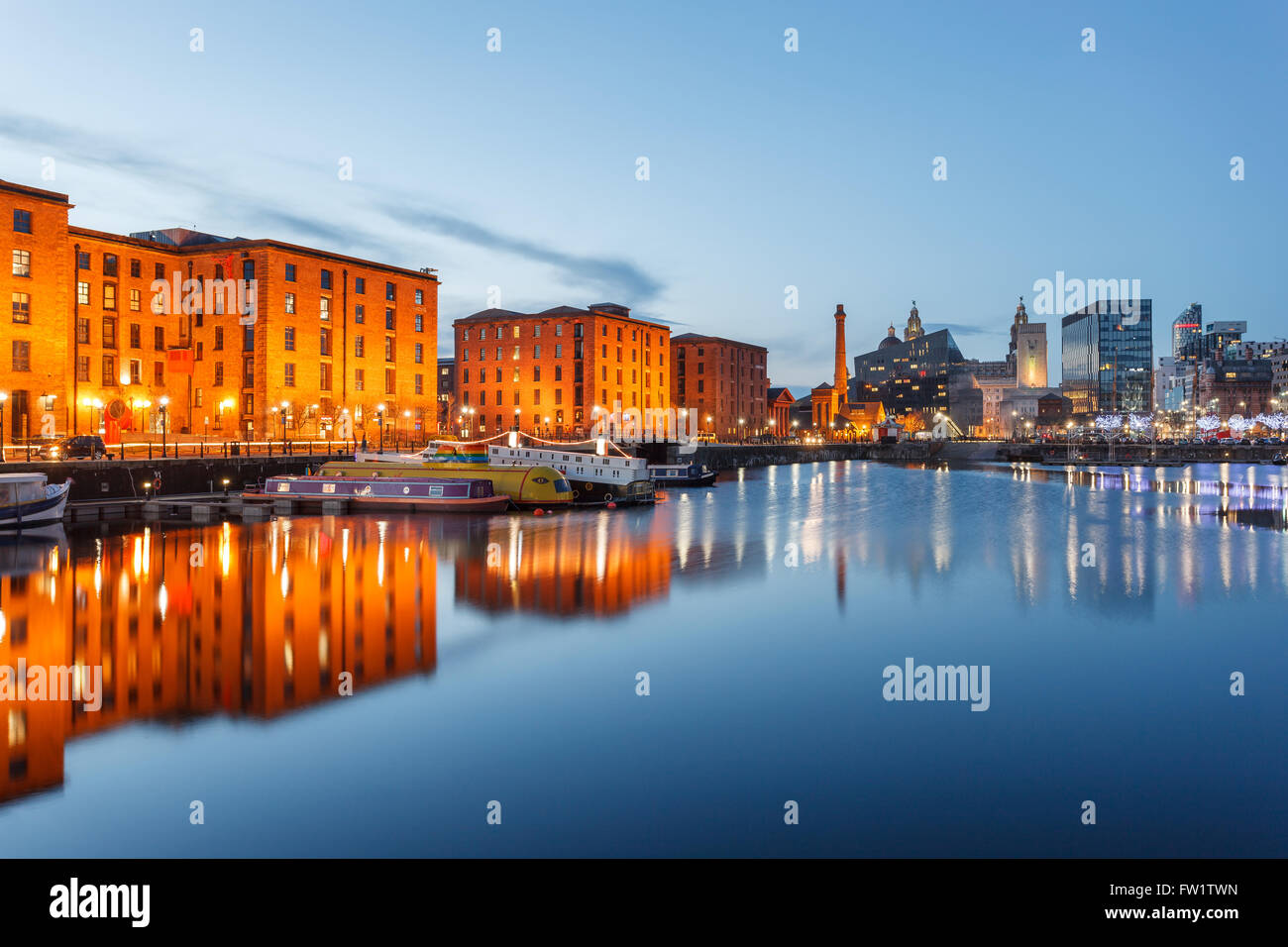 Reflexiones de edificios antiguos en el Albert Dock, Liverpool Waterfront, Reino Unido. Foto de stock