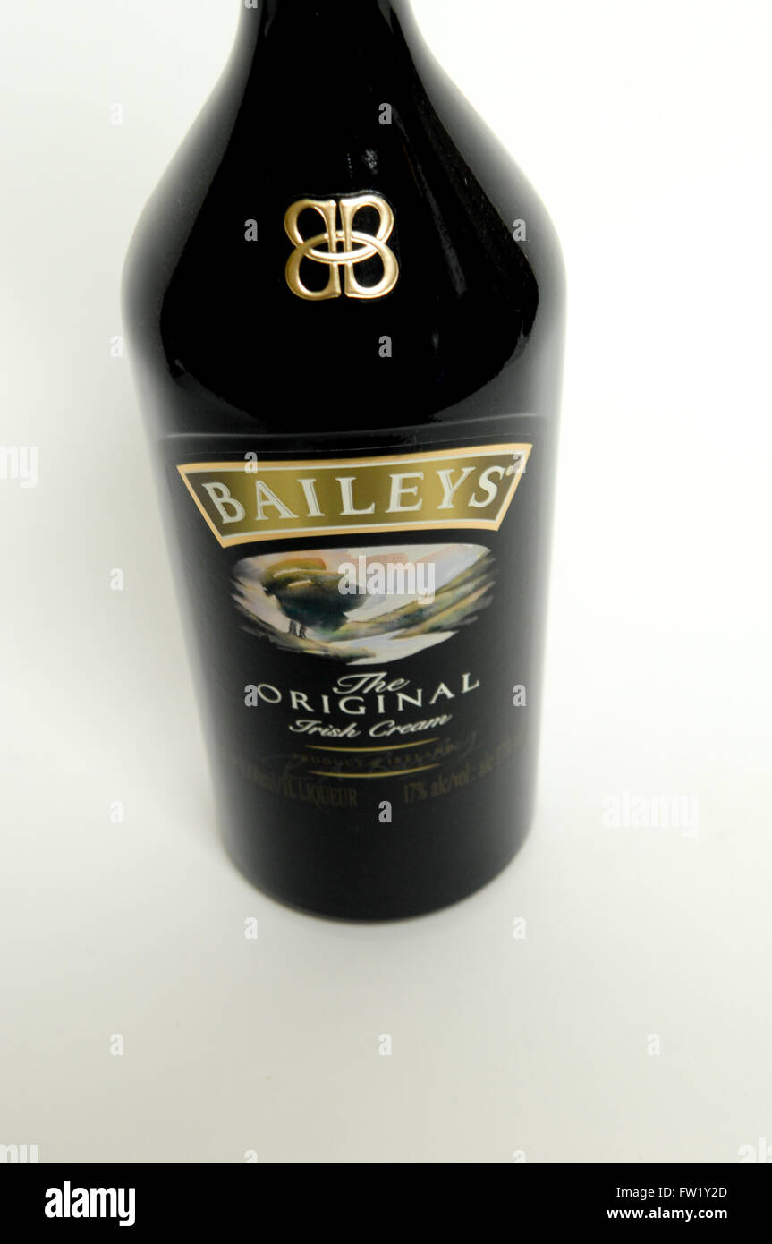 Baileys Irish Cream es un whiskey Irlandés y licor a base de crema, hecha por Gilbeys de Irlanda. Foto de stock
