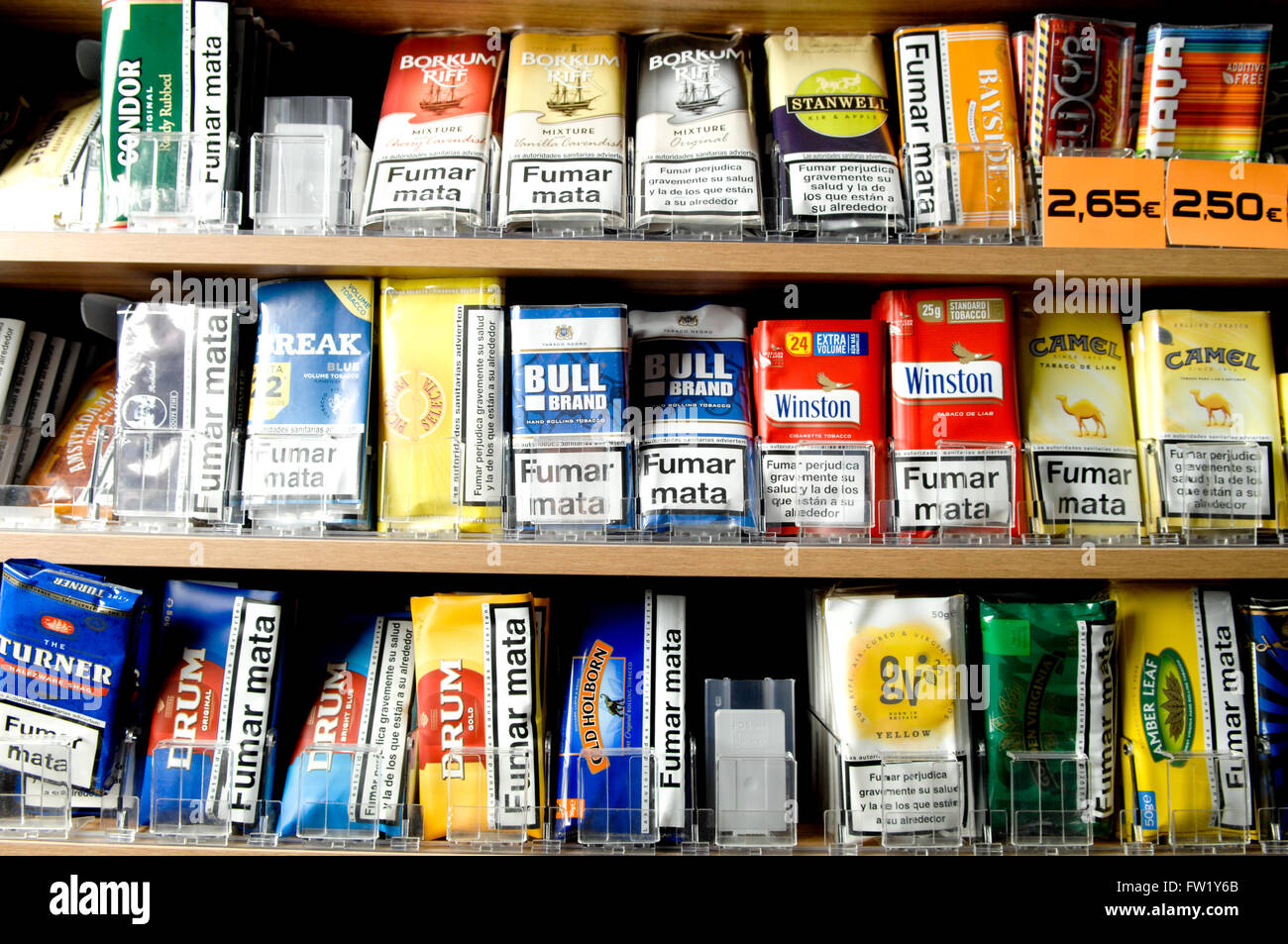 Selección de la mano el tabaco de liar en venta en un estanco Fotografía de  stock - Alamy