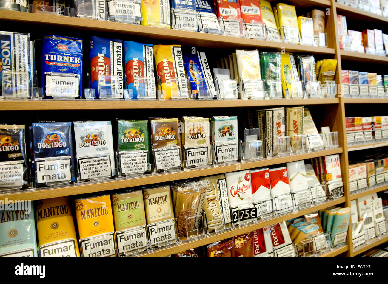 Selección de productos de tabaco para liar a mano a la venta en un estanco  Fotografía de stock - Alamy