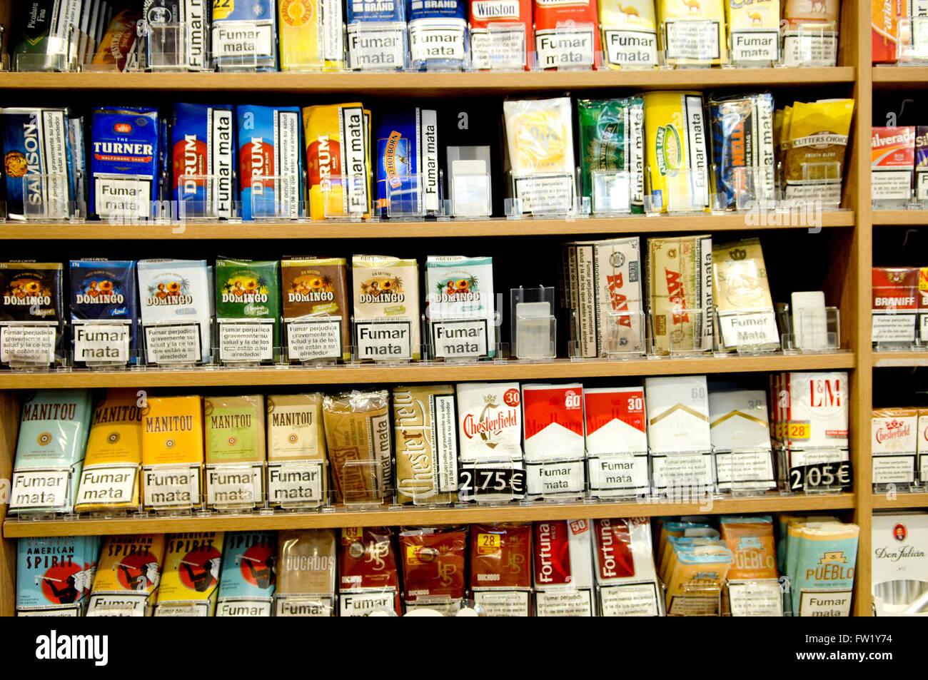 Selección de la mano el tabaco de liar en venta en un estanco