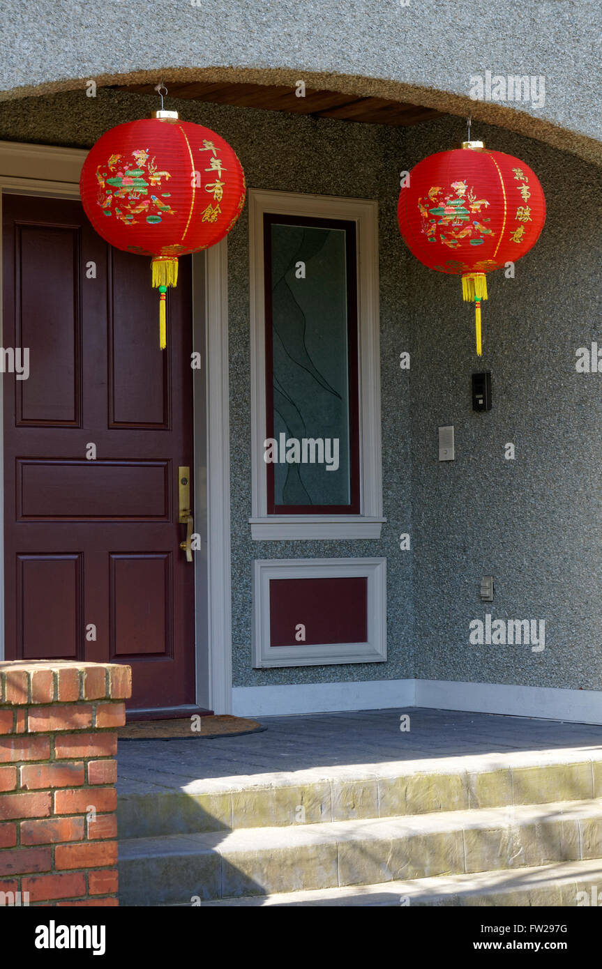 Año nuevo lunar chino farolillos de papel rojo colgando fuera de una casa en Vancouver, BC, Canadá Foto de stock
