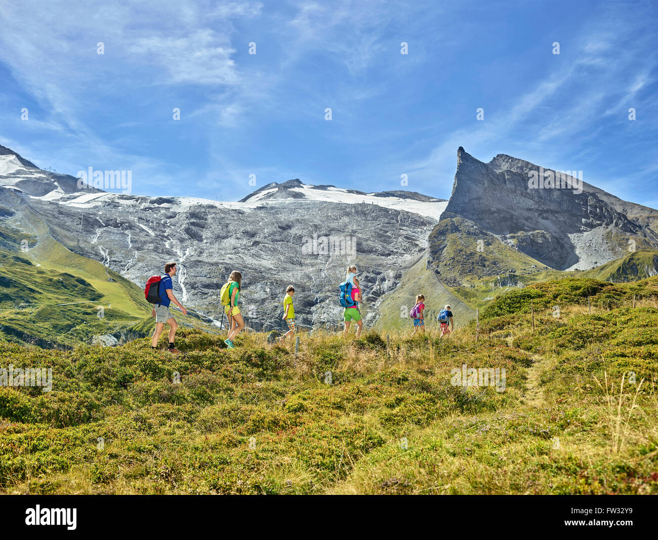 Familia con cinco niños senderismo en frente de un paisaje de montaña, Mijdrecht, Zillertal, Tirol, Austria Foto de stock