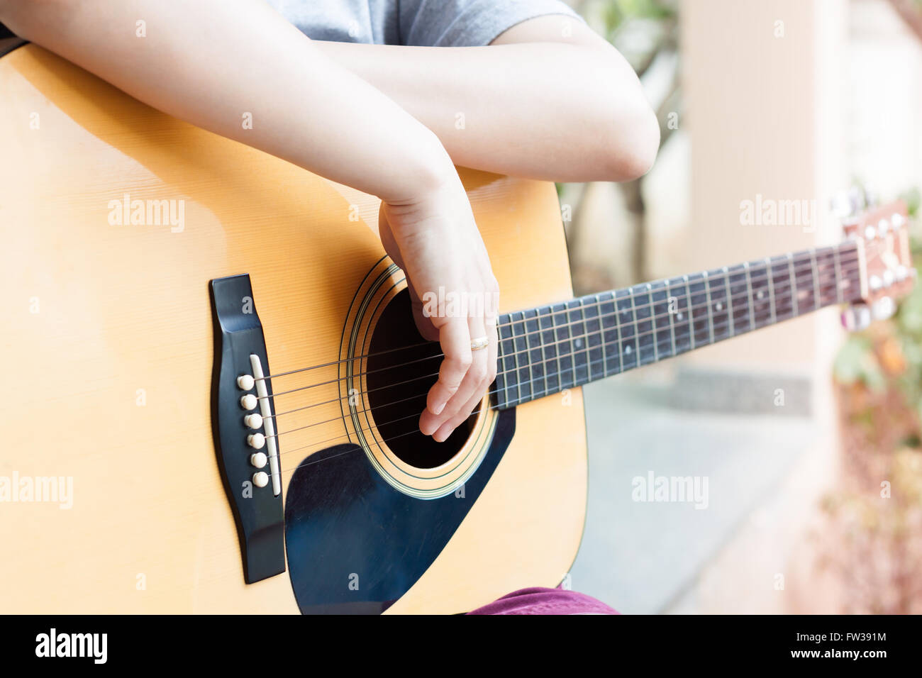Manos de mujer con guitarra acústica en relajarse post, Stock Photo Foto de stock
