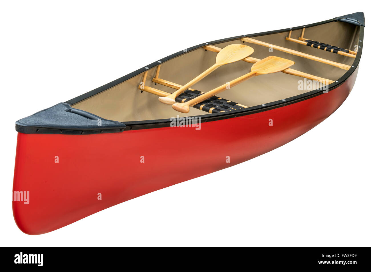 Canoa roja con un par de paletas de madera, aislado en blanco Foto de stock