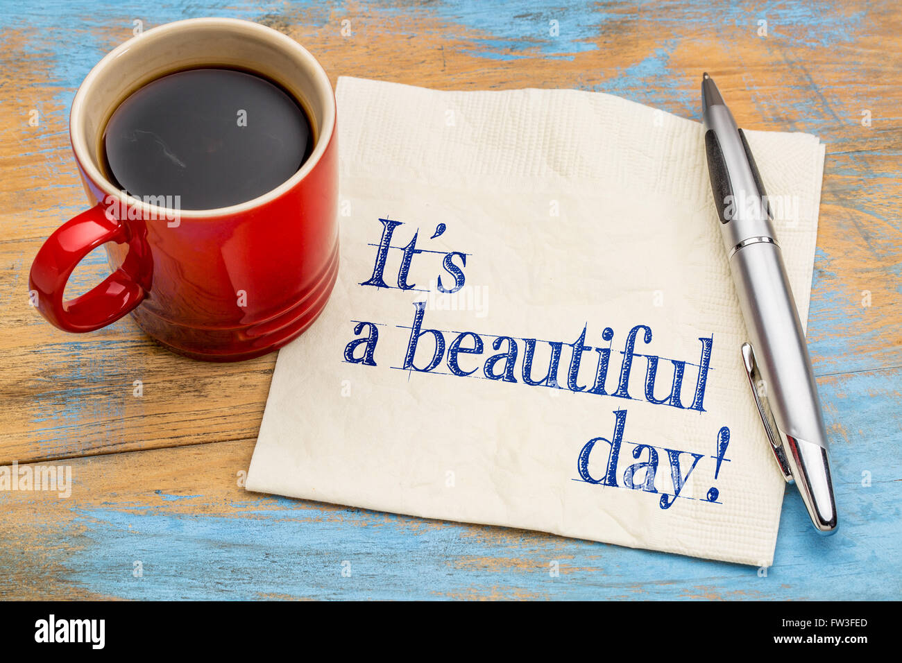 Es un hermoso día! La escritura en una servilleta con una taza de café - concepto de buen humor. Foto de stock