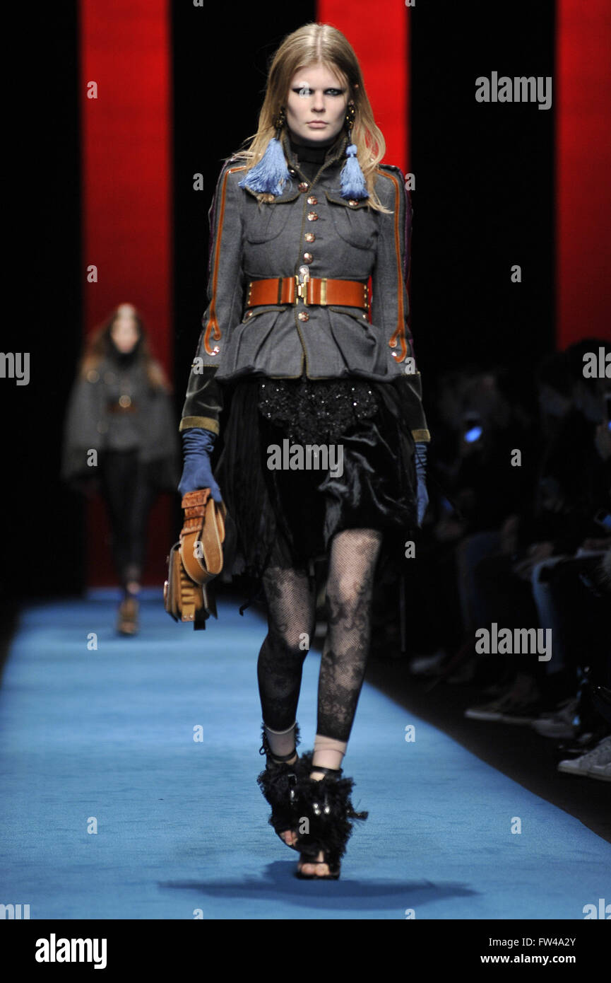 La Semana de la moda de Milán Otoño/Invierno 2016/2017 - Dsquared2 -  Featuring: modelo de pasarela donde: Milán, Italia cuando: 29 Feb 2016  Fotografía de stock - Alamy