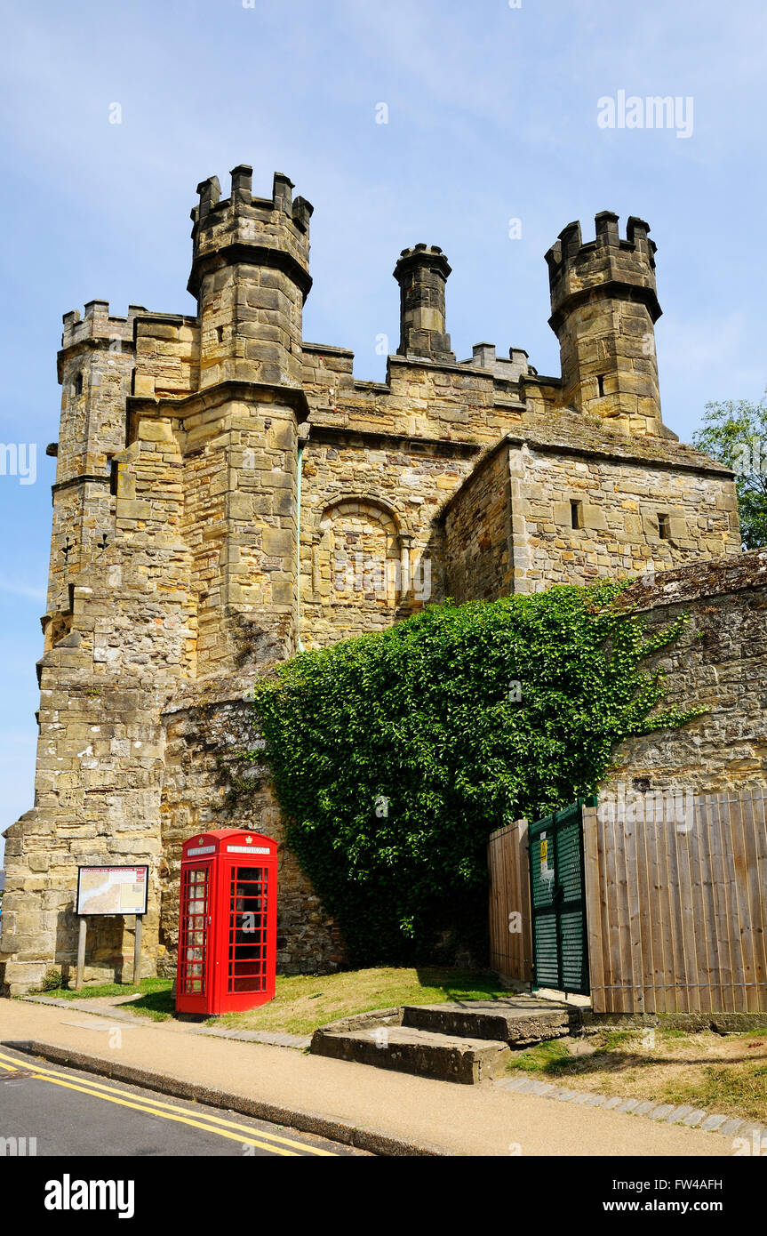 Abadía de Battle Gatehouse, en la histórica ciudad de batalla, cerca de Hastings, East Sussex, Reino Unido Foto de stock