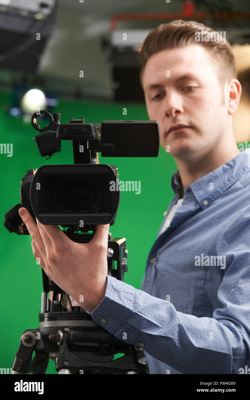 Operador de cámara masculino en el estudio de televisión Fotografía de  stock - Alamy
