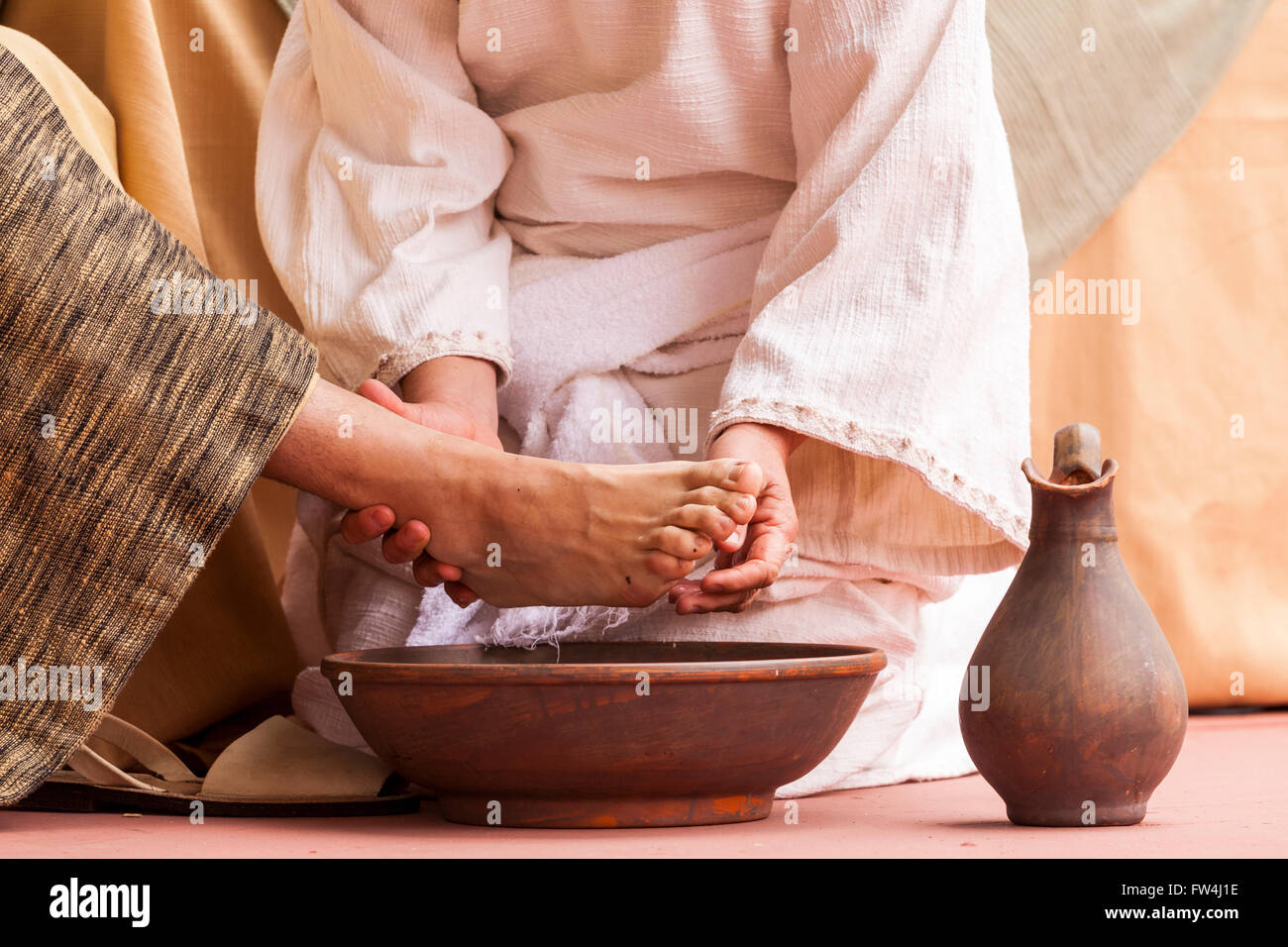 Lavar los pies fotografías e imágenes de alta resolución - Alamy