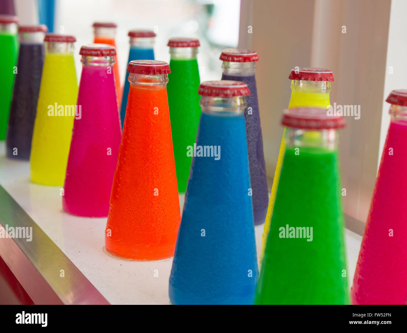 Colores fluorescentes aperitivo botella bebidas Fotografía de stock - Alamy