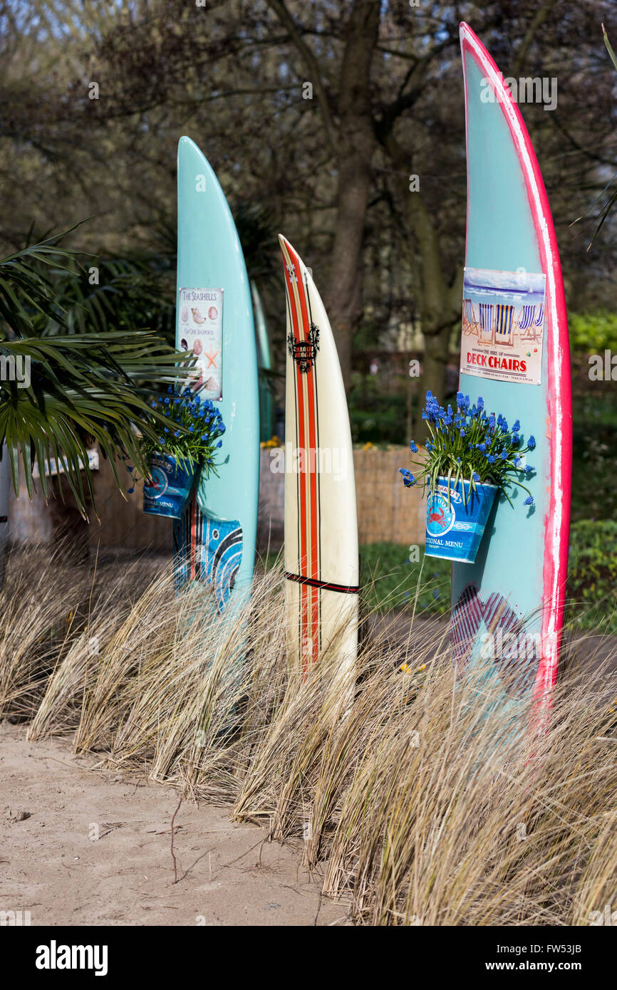 De Lisse, Holanda Meridional, Países Bajos. El 30 de marzo de 2016. Playa Jardín con tablas de surf. Keukenhof, la principal atracción turística holandesa está abierta a partir del 24 de marzo al 16 de mayo de 2016 en Lisse, Holanda del Sur. Más de 7 millones de tulipanes, narcisos y jacintos llenar más de 32 hectáreas con pabellones con pantallas especiales. El tema de 2016 es "La Edad de Oro", periodo en el cual los Países Bajos pasaron por tiempos floreciente en términos de comercio, artes y ciencias; la era el holandés descubrió el mundo y el tulip comercio prosperó. Foto de stock