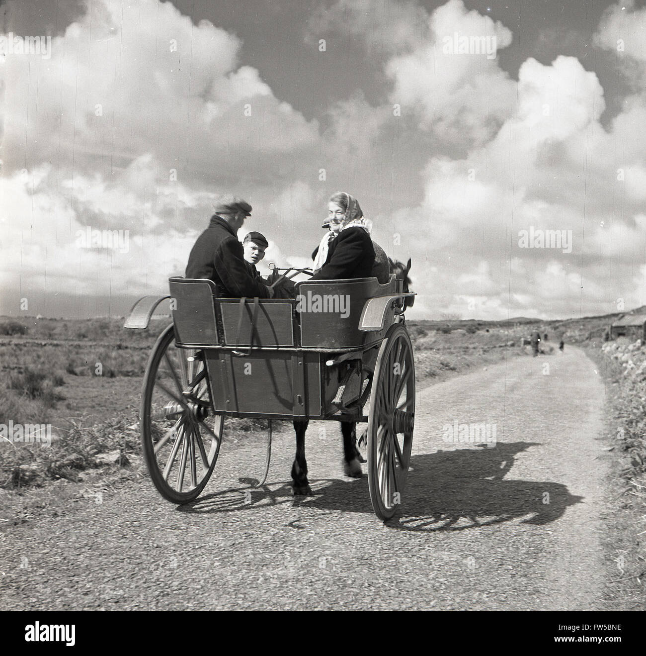 1950s, histórico, una familia irlandesa rural que viaja a caballo y trampa a lo largo de un carril del país en el oeste de Irlanda en esta imagen de J Allan Cash. Foto de stock