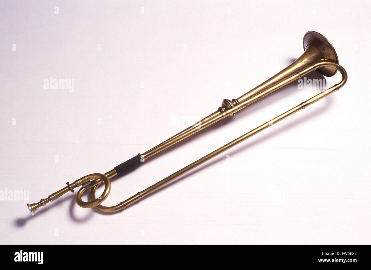 Instrumento - Latón - trompeta - (Natural) barroco con boquilla original.  En mi bemol agudo (415) con el estafador a D y sintonizador Fotografía de  stock - Alamy