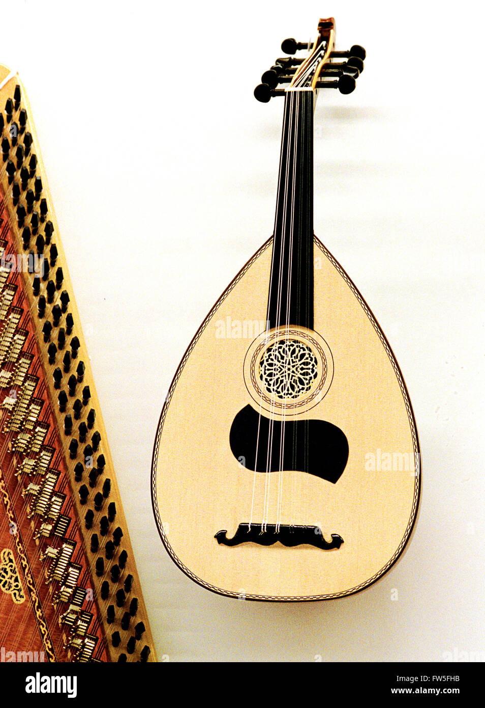 - Turco Lavta instrumento similar a oud -con parte del Kanun / Cítara por Saadettin - Sandi - en la Feria de Música de Frankfurt - 2004 Foto de stock