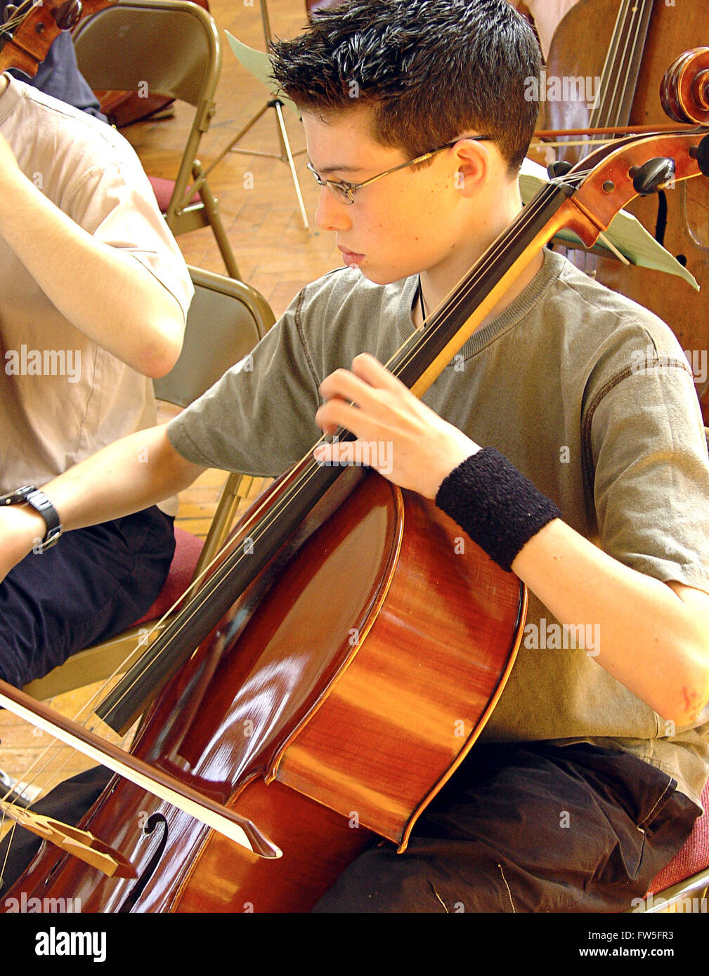 Violonchelo interpretado por el líder de la sección de la orquesta juvenil - Federación Británica de Festivales de Música de Verano de la Juventud Europea / Foto de stock