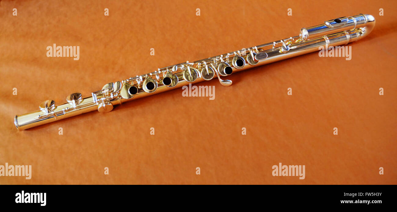 Flauta alto, moderno instrumento de orquesta, tela naranja Foto de stock