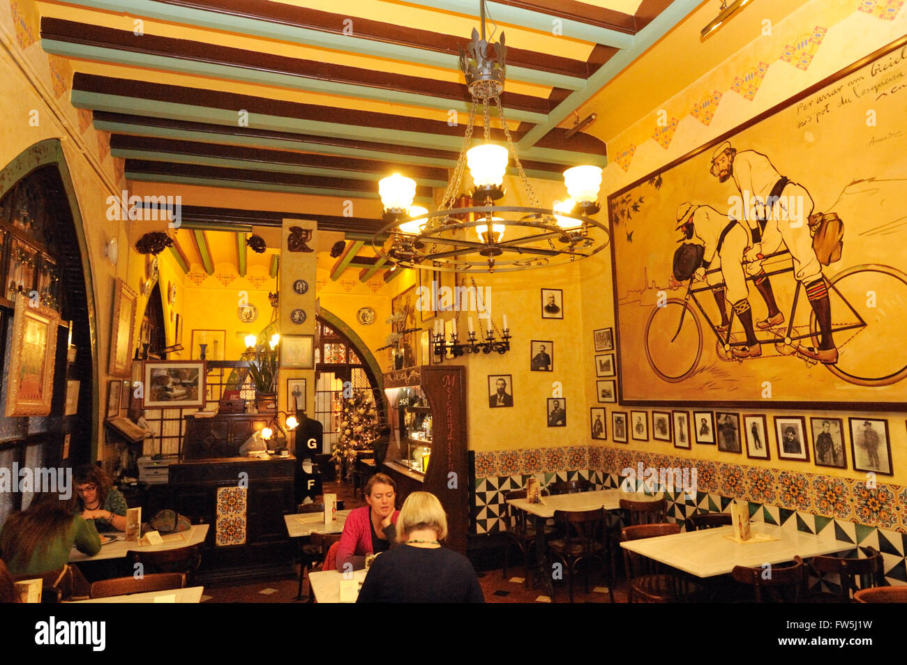 Restaurante Quatre Gats, gatos, en el antiguo de Barcelona, Ciutat Vella - barrio gótico; punto de reunión del pintor Pablo Picasso y catalanes; interior con un ciclo de
