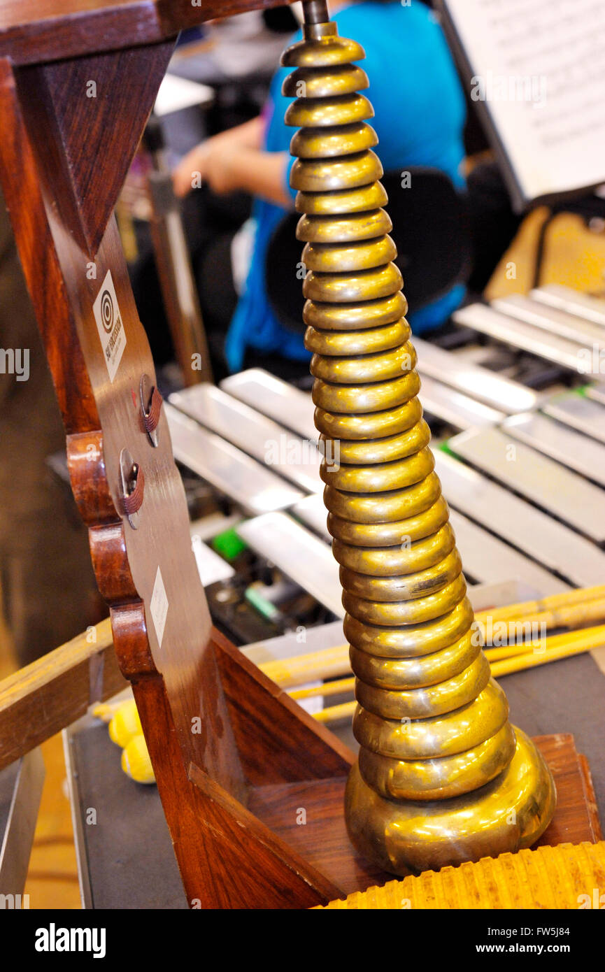 Bell tree, instrumento de percusión orquestal descendente campanas sintonizado. Juega con un palo Foto de stock
