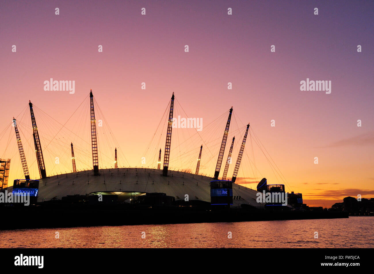 Vista de la puesta de sol desde el río Támesis ferry de alta velocidad de la pista de aterrizaje, O2 Arena, el Domo del Milenio (Millenium), North Greenwich, Londres, 23, 000 escaños. El estadio O2 u O2, es un gran centro de ocio en la península de Greenwich en el sureste de Londres, Reino Unido, incluyendo un estadio cubierto, auditorio para conciertos, club de música, cine, exposiciones, plazas, bares y restaurantes. Fue construido en gran medida dentro de la antigua Cúpula del Milenio estructura, por Anschutz Entertainment Group, con diseño de poblados y Buro Happold en £600 millones para el desarrollo. Foto de stock